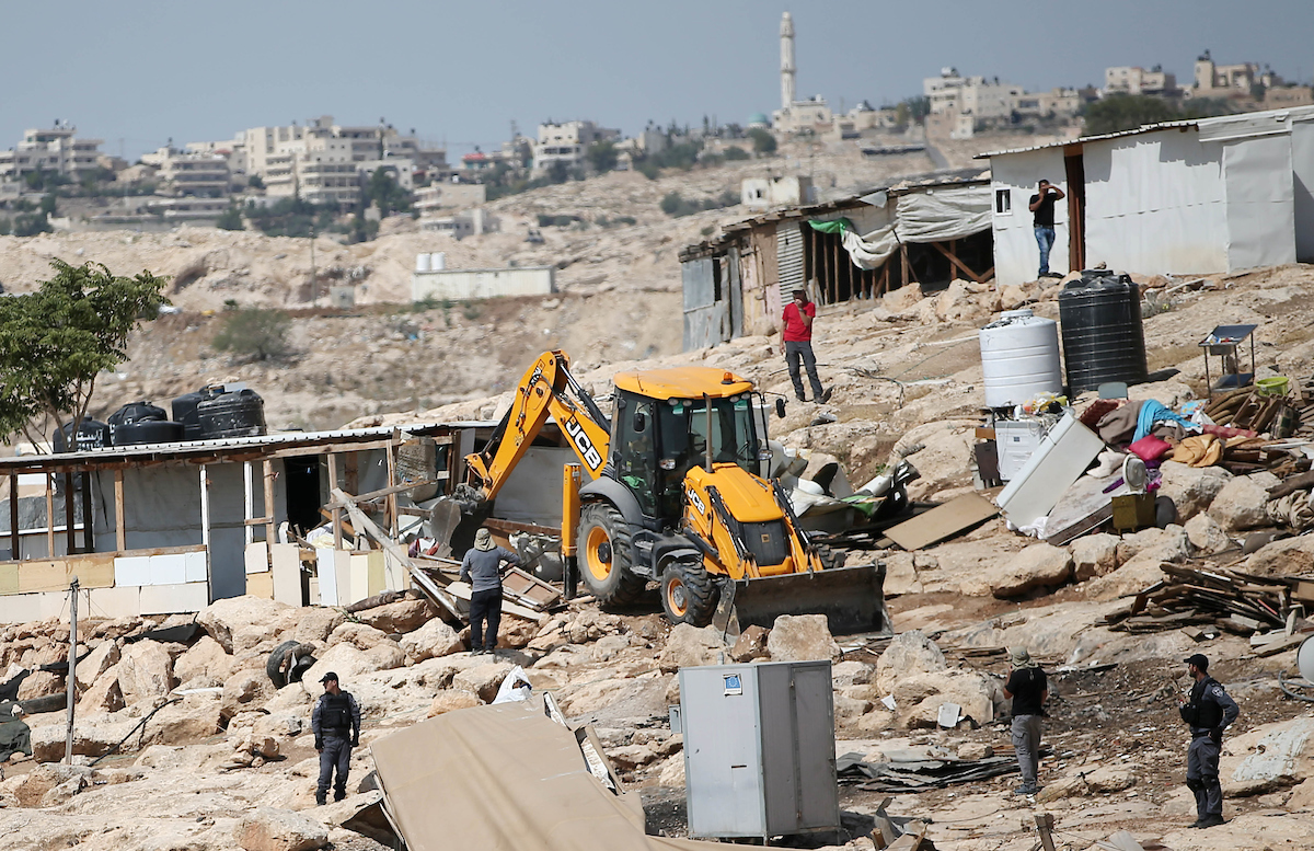 قوات الاحتلال تهدم 16 منزلًا لفلسطينيين في قرية السرّة بالنقب المحتل