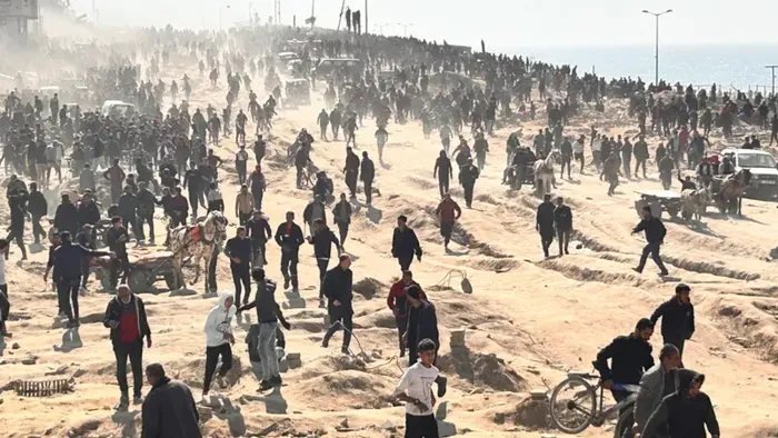 غزة: 300 شخصية بارزة تطالب بوقف توزيع المساعدات الأميركية