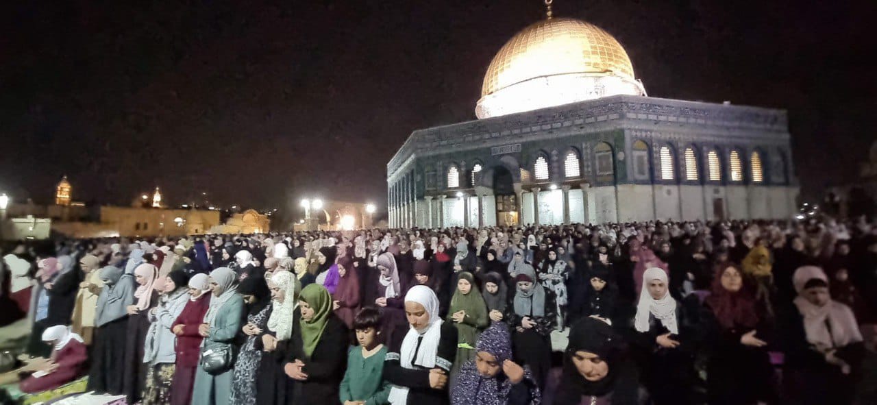 عشرات الالاف يؤدون صلاة التراويح في المسجد الأقصى