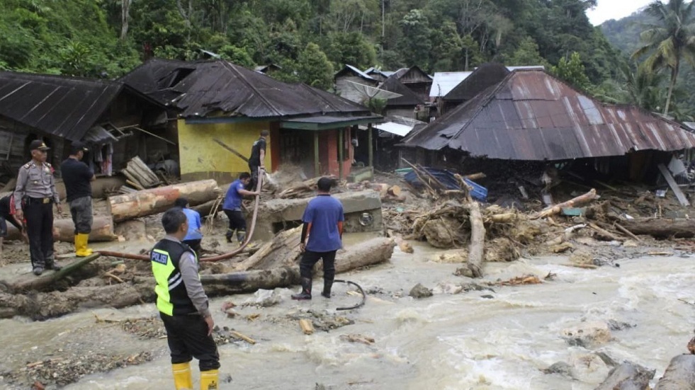إندونيسيا.. مصرع 15 شخصا وفقدان العشرات في انزلاقات طينية ضربت جزر رياو
