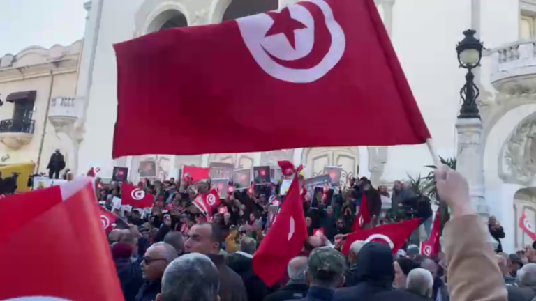 رغم عدم حصولهم على ترخيص.. الداخلية التونسية تؤمن مسيرة جبهة الخلاص الوطني
