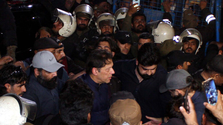 الشرطة الباكستانية تصل إلى مقر إقامة عمران خان لاعتقاله