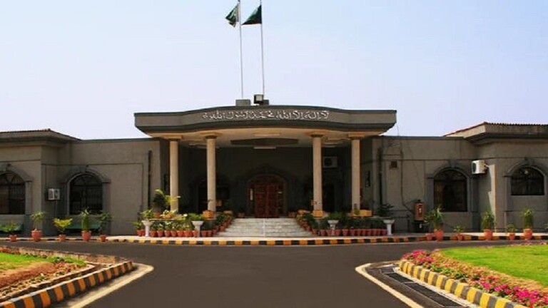 المحكمة العليا في إسلام أباد توقف مذكرة اعتقال عمران خان