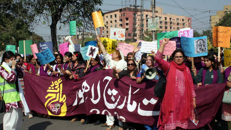 باكستان.. التحقيق مع ضباط ضربوا متظاهرات بمسيرة 8 مارس