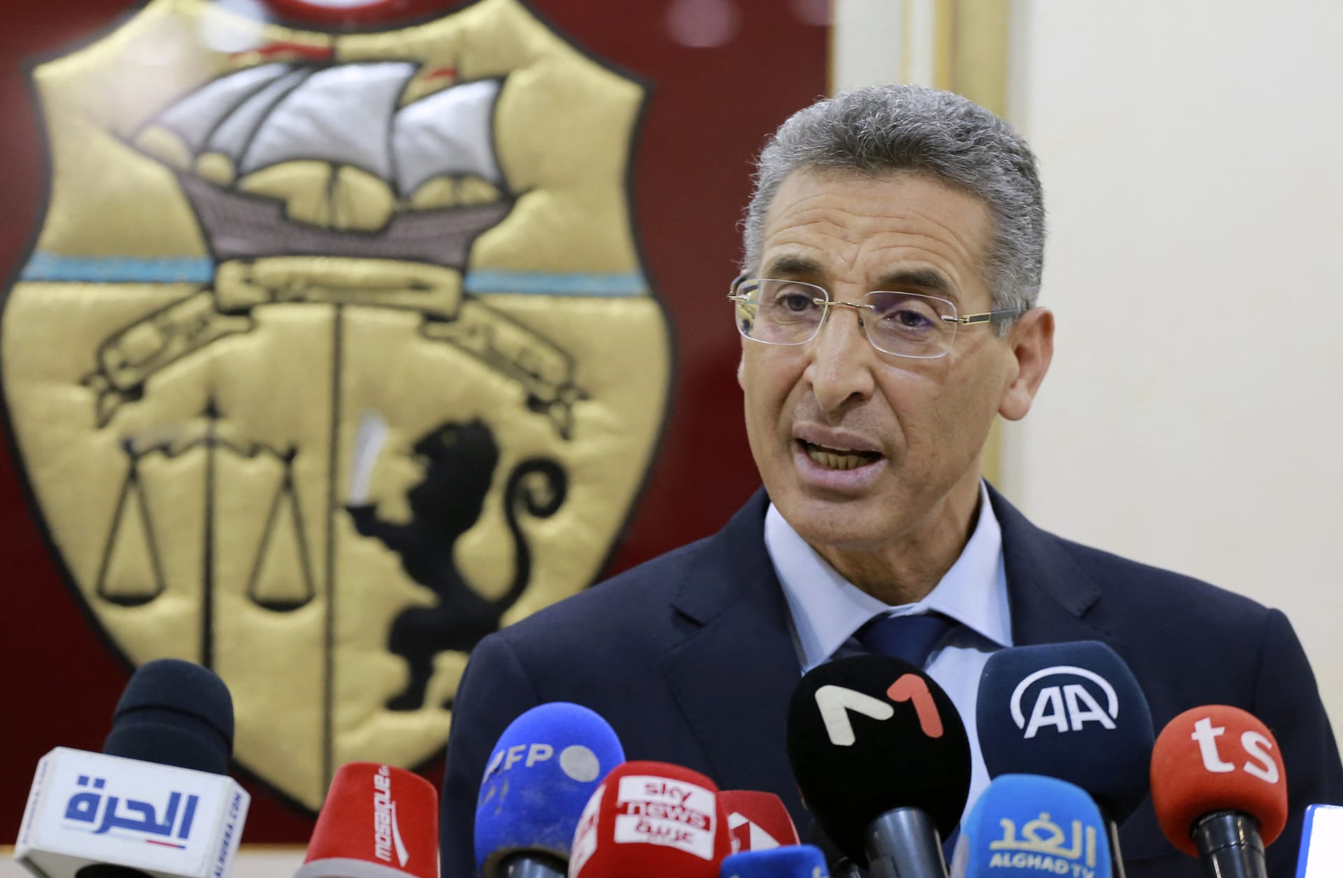 تونس.. استقالة وزير الداخلية بعد وفاة زوجته