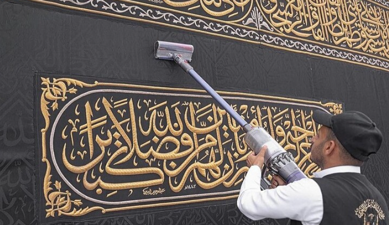 الكعبة تستعد لاستقبال شهر رمضان