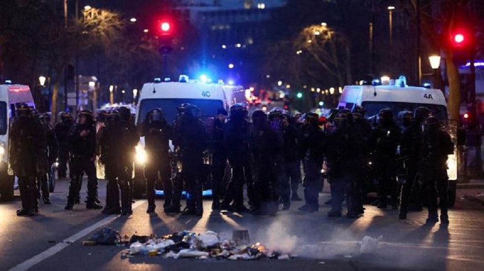 اشتباكات عنيفة في عدة مدن فرنسية وسط غضب واسع بعد اعتماد قانون إصلاح التقاعد