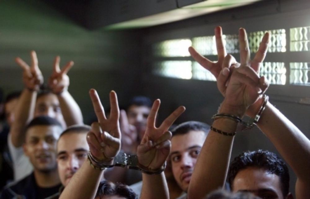 خبيران: وحدة الأسرى داخل سجون الاحتلال سبب انتصارهم