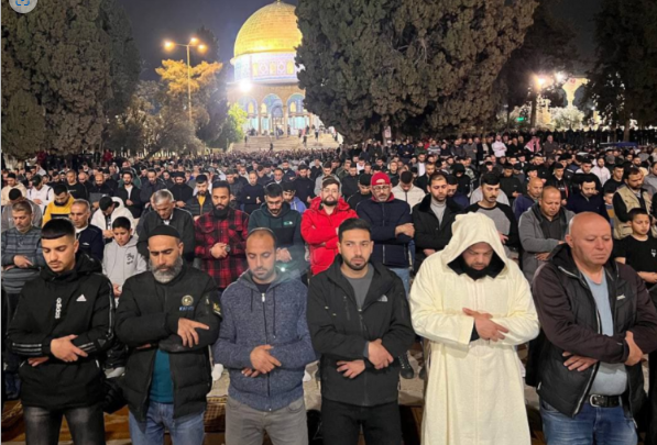 الآلاف يرابطون في المسجد الأقصى ويؤدون صلاة التراويح