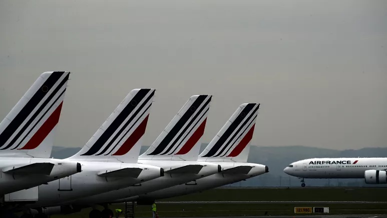 الطيران المدني الفرنسي يطلب إلغاء رحلات بسبب إضراب المراقبين الجويين
