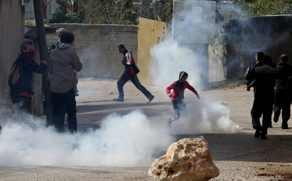 إصابات بالاختناق جراء استهداف الاحتلال طلبة مدرسة في حوارة جنوب نابلس