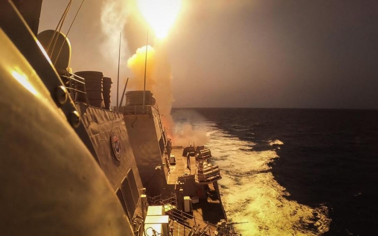 اصابة سفينة بصاروخ في البحر الأحمر