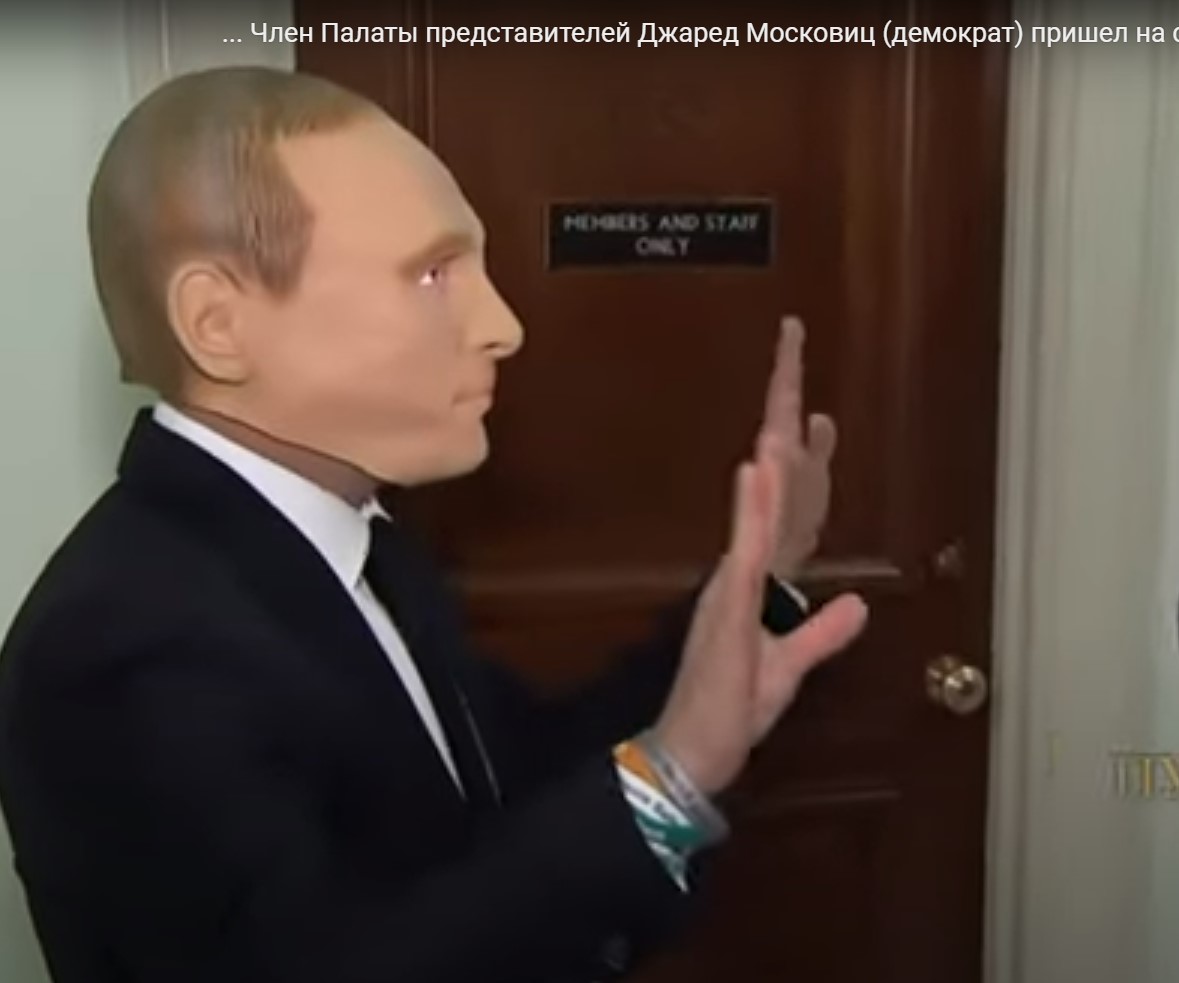 سيناتور أمريكي يصل إلى جلسات الاستماع الخاصة بعزل بايدن مرتديا قناع بوتين  