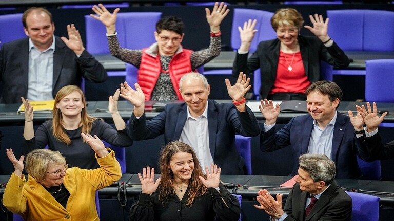 لحظة تاريخية.. البرلمان الألماني يرحب بأول نائبة صماء على مقاعده