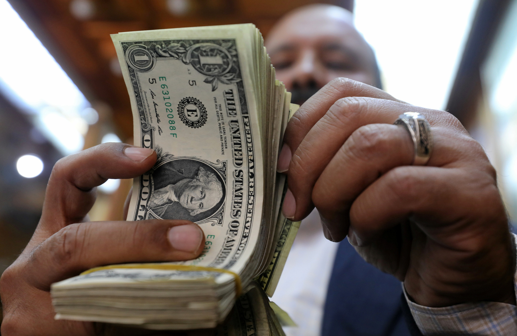تراجع كبير في تحويلات أموال المصريين في الخارج