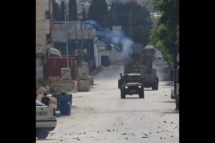 الاحتلال يقتحم مخيم بلاطة شرق نابلس ويجرف واجهة أحد المحال التجارية