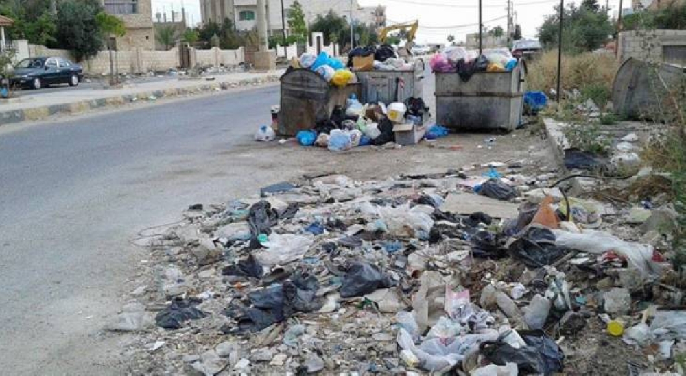 رئيس بلدية بني عبيد يعزو تراكم النفايات إلى نقص في عدد الآليات والكوادر