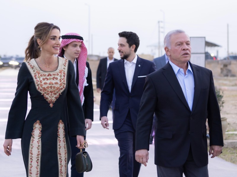 الملك ترافقه الملكة رانيا يزور محافظة مأدبا