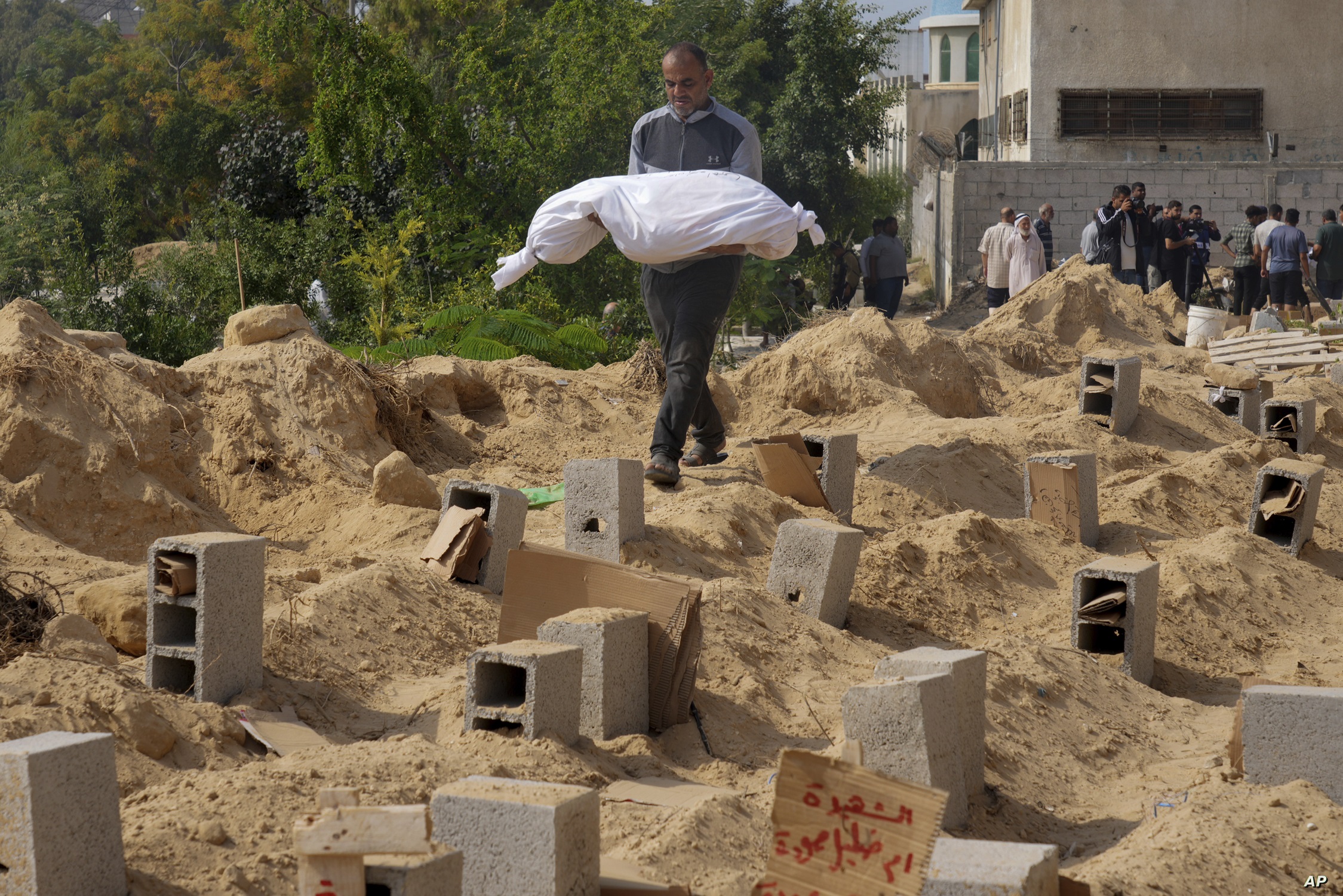 تقرير: دفن أكثر من 20 فلسطينا أحياء داخل مجمع ناصر الطبي