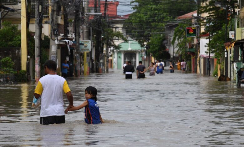 فيضانات تضرب جنوب الصين وحر شديد في باقي البلاد