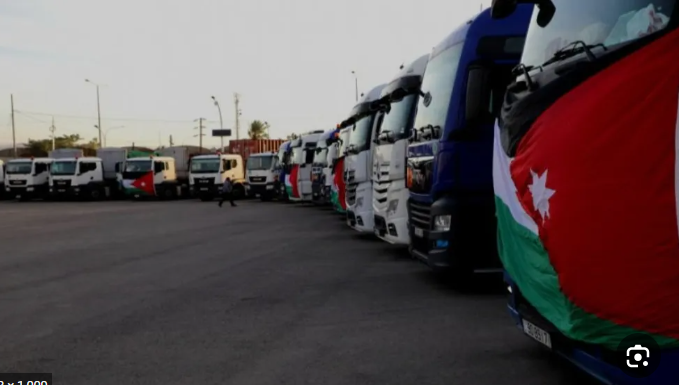 تسيير قافلة مساعدات إنسانية من 50 شاحنة لسكان غزة