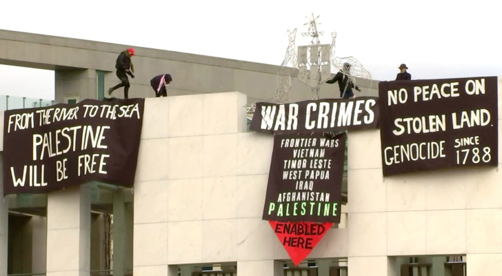 متظاهرون داعمون لغزة يعتلون سطح البرلمان الأسترالي
