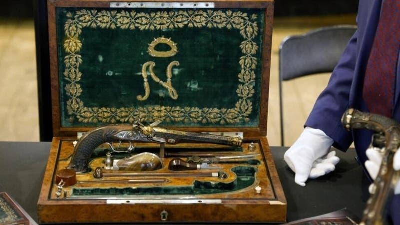 بكم بيع مسدسا نابليون الثمينين؟