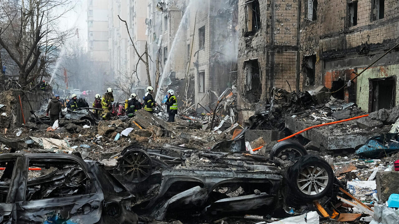 مقتل وجرح العشرات.. اتهام متبادل بين روسيا وأوكرانيا حول قصف كييف