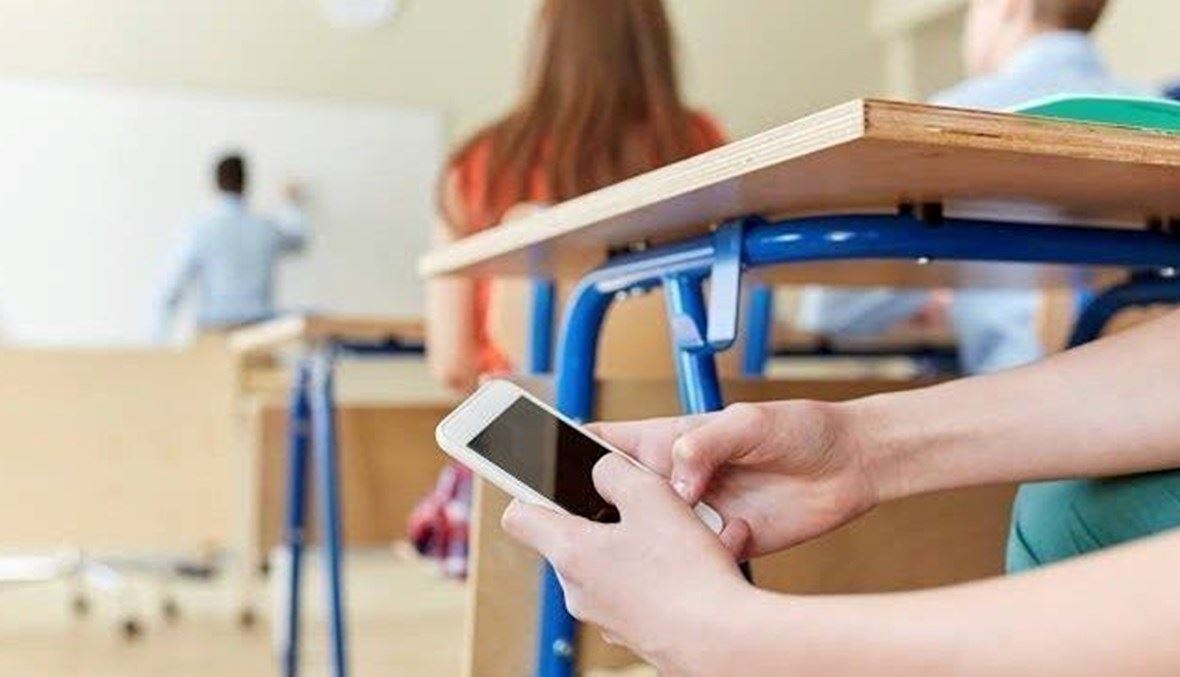 إيطاليا.. خطة لحظر الهواتف في المدارس من أجل "الكتابة باليد"