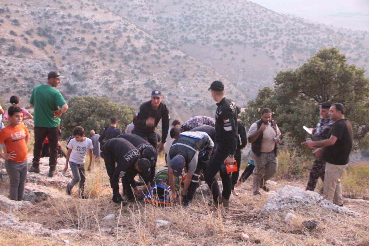 الدفاع المدني ينقذ خمسة أشخاص علقوا بمقطع صخري وعر بوادي عقربا في اربد
