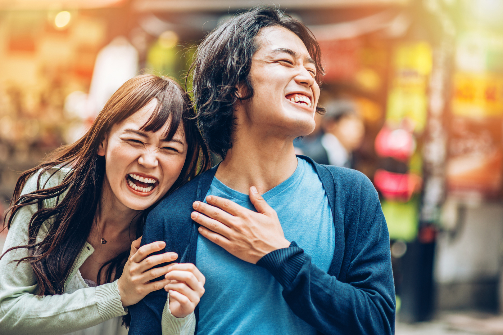 قانون مثير للجدل يجبر سكان محافظة يابانية على الضحك يوميا