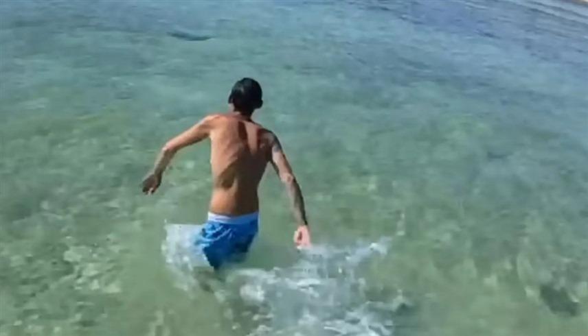 رجل يقفز في المحيط هربا من اعطاء صديقته كلمة سر هاتفه