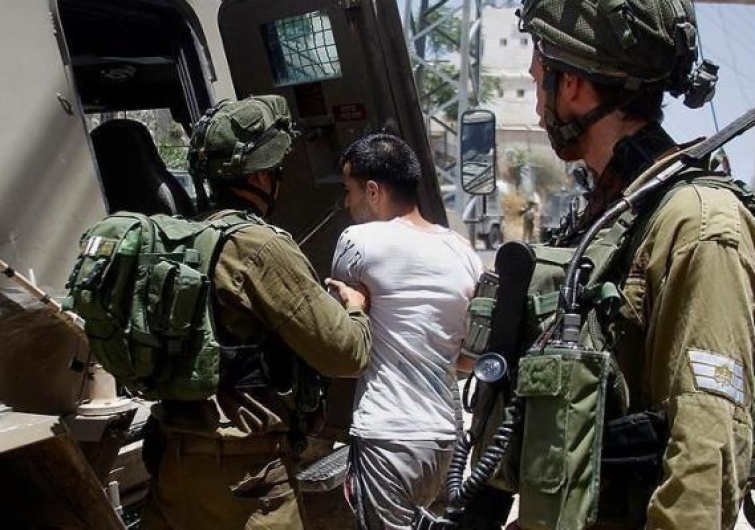 الاحتلال يعتقل ثلاثة مواطنين من بيت كاحل شمال الخليل