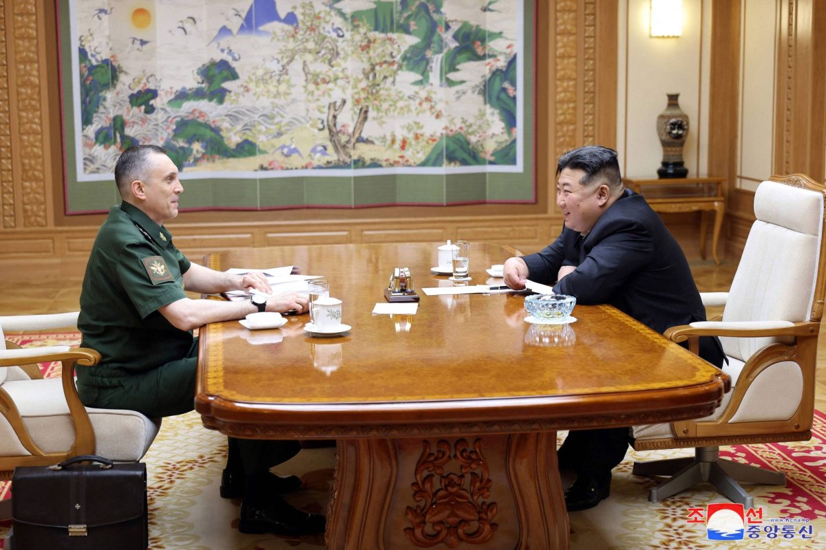 زعيم كوريا الشمالية يناقش التعاون العسكري مع مسؤول روسي
