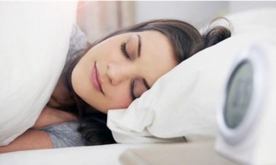 هل يعتبر النوم على الوجه عادة مفيدة للبشرة؟
