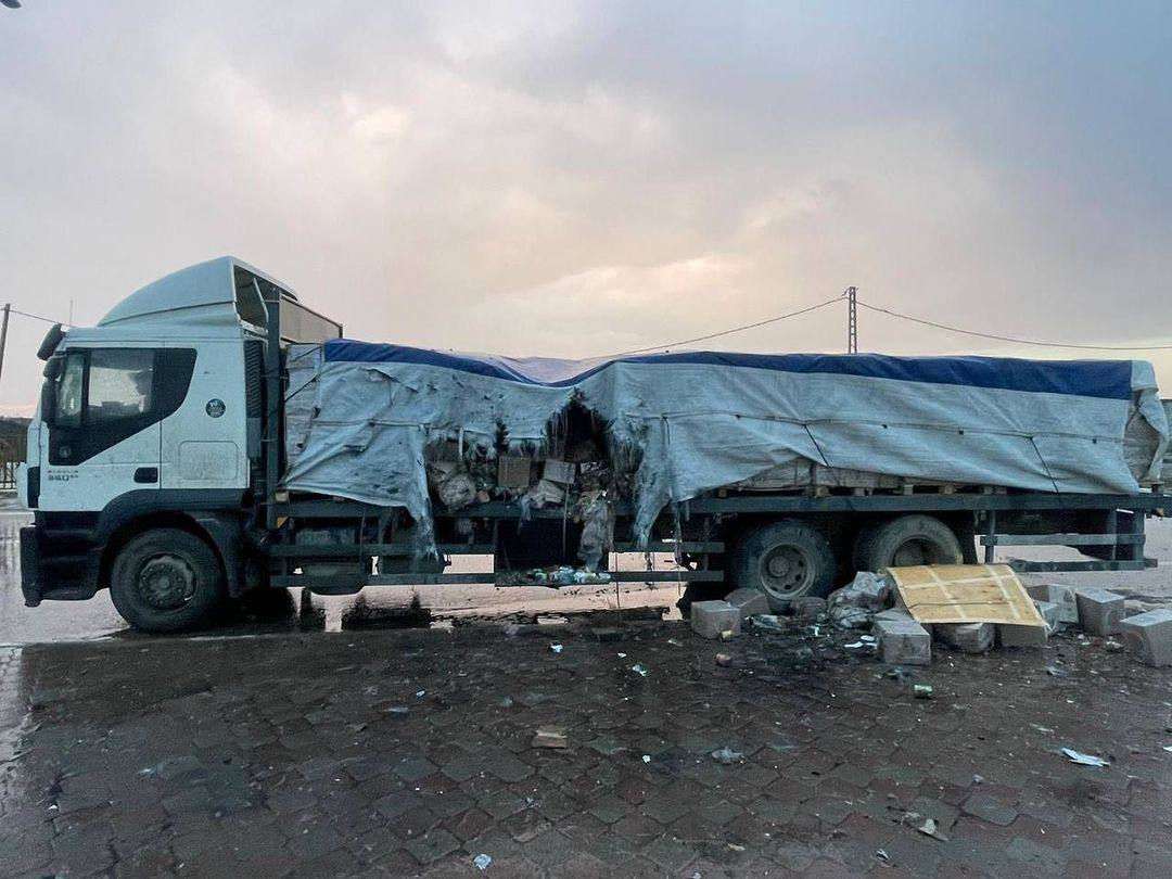 الاحتلال يطلق النار على شاحنة مساعدات ويصيب سائقها في خانيونس