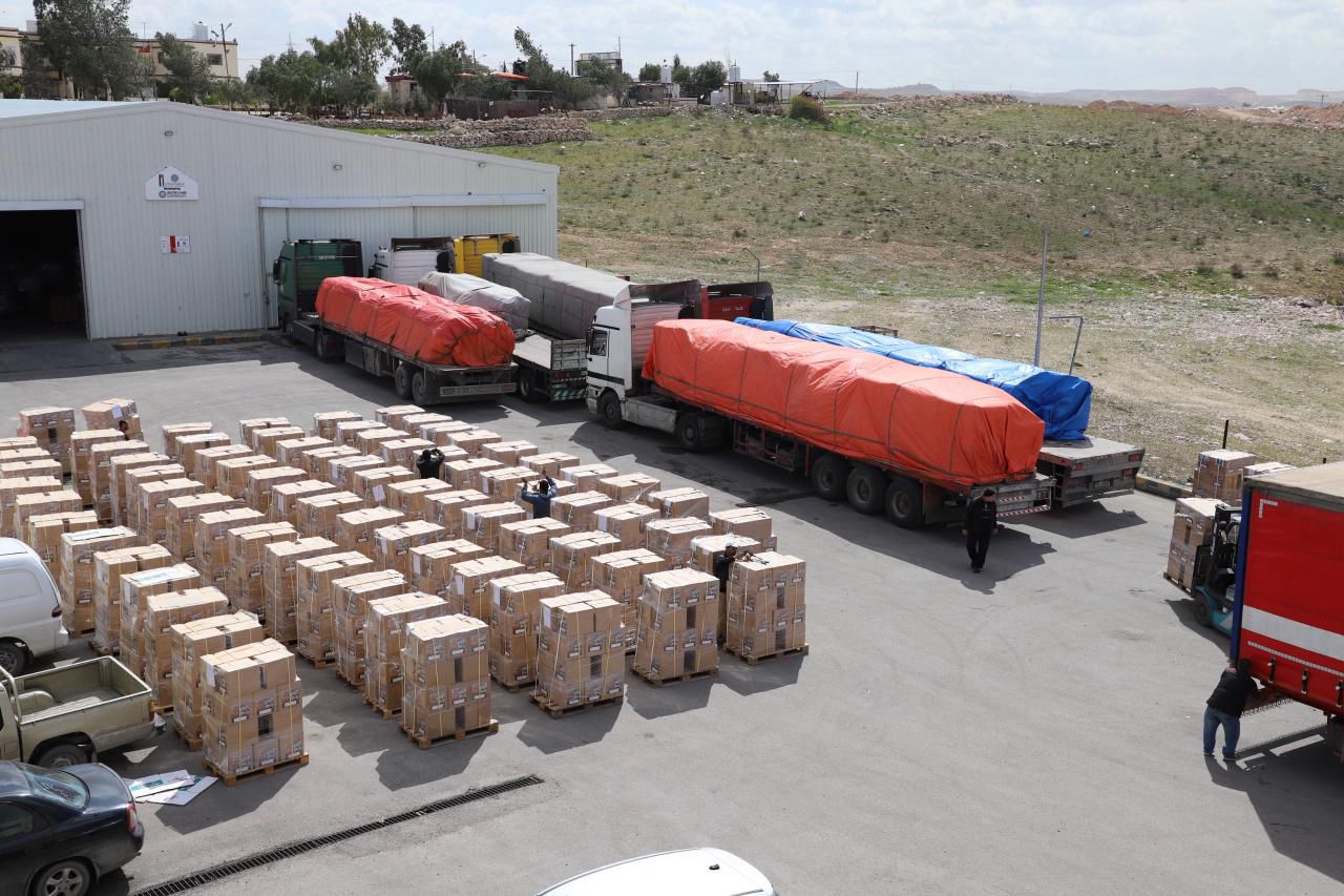 عبور ١٠٠ شاحنة أردنية جديدة من المساعدات الأردنية لأهلنا في غزة