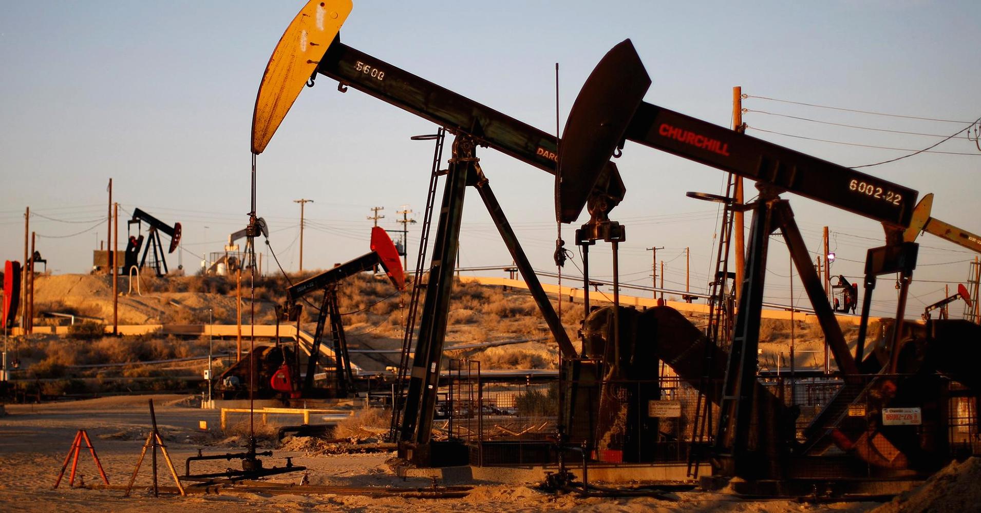 أسعار النفط تتجه لثالث خسارة أسبوعية مع ضعف الطلب
