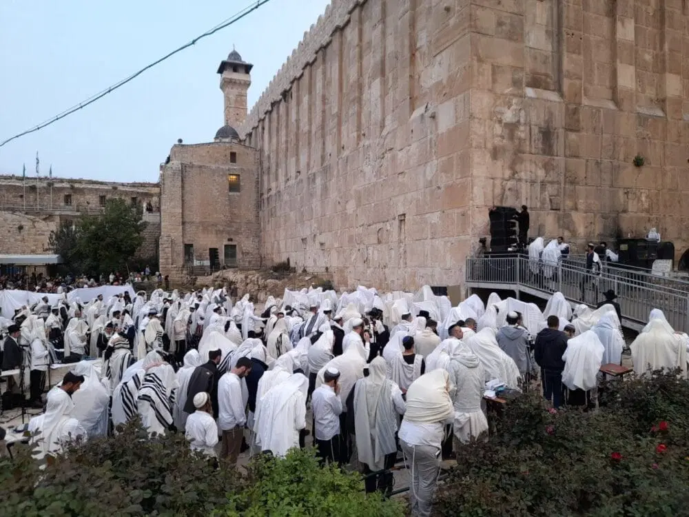 إعلام عبري: خطة استيطانية لتحويل المسجد الإبراهيمي إلى موقع تراث قومي يهودي