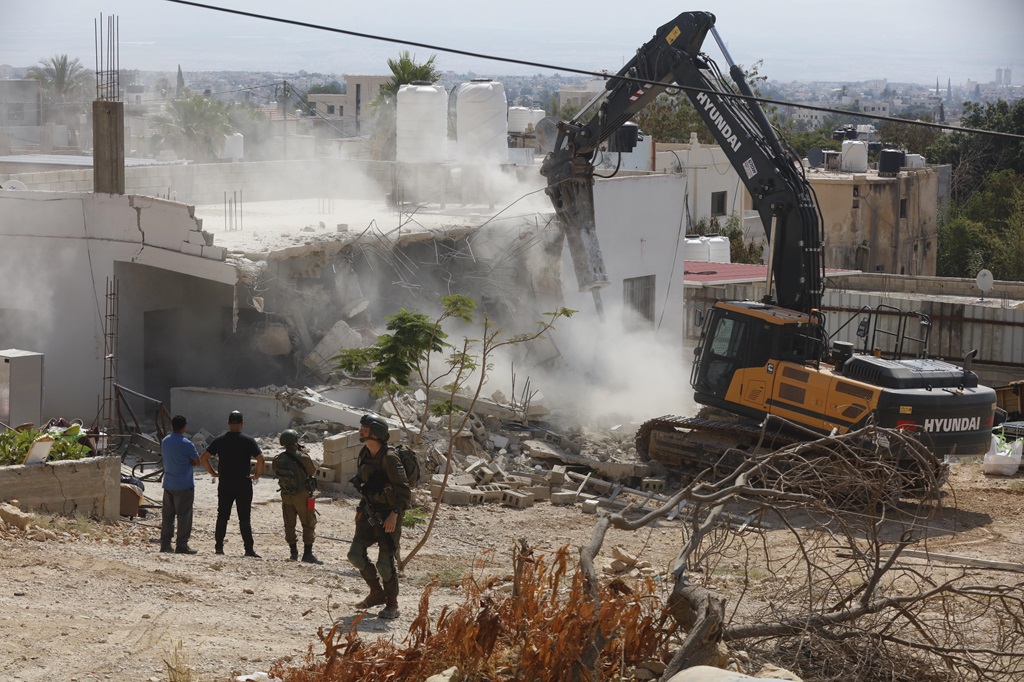 قوات الاحتلال تعيق دخول الفلسطينيين لهدم منازلهم وتعتقل صحفيين في طولكرم