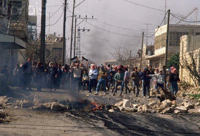 إصابة مواطن فلسطيني بحروق جراء قنابل صوت للاحتلال في بيت أمر بالخليل