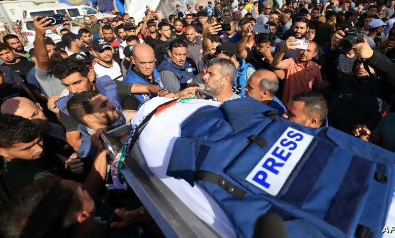 الاحتلال يغتال صحفي داخل مجمع ناصر الطبي ويواصل عدوانه على غزة