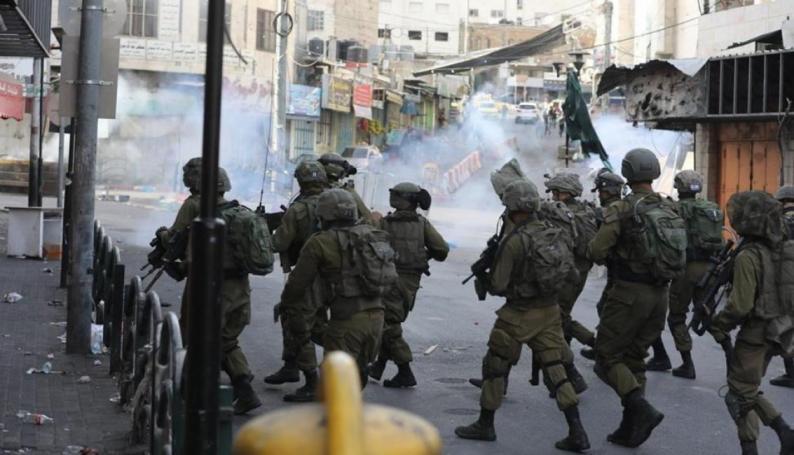 قوات الاحتلال تحتجز عشرات الفلسطينيين خلال اقتحام جنوب الخليل