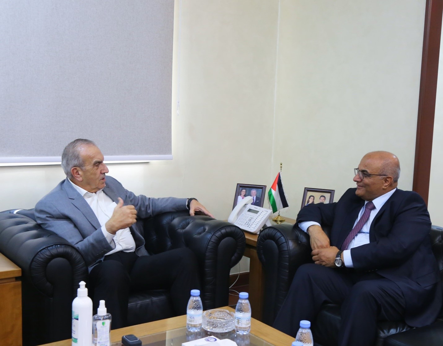 وزير الأشغال يبحث مع نقيب الصحفيين تعزيز التعاون المشترك