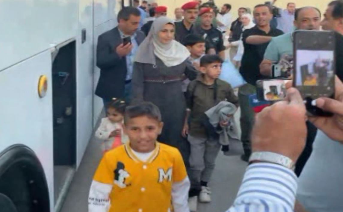 إجلاء 6 أطفال من غزة مصابين بالسرطان برفقة 19 من أفراد عائلاتهم