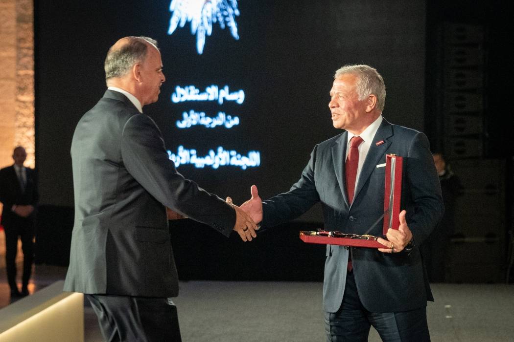 الملك ينعم بأوسمة على مؤسسات وشخصيات وطنية بمناسبة عيد الاستقلال الـ79