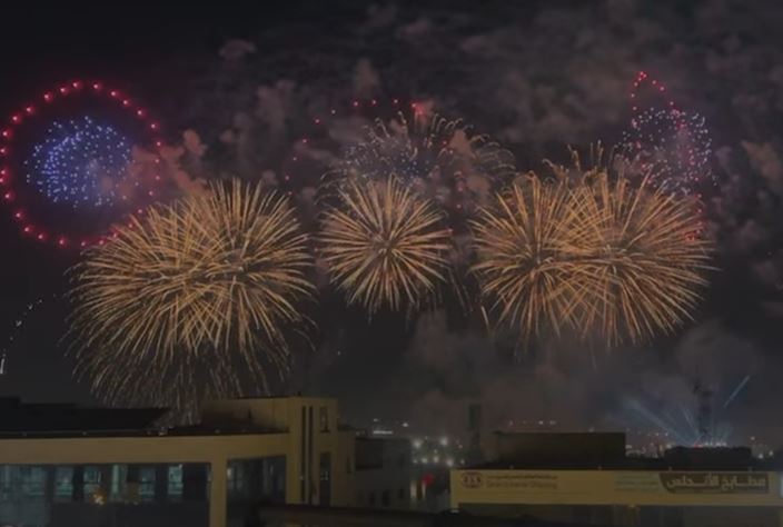 سماء عمّان تتزين بعروض الألعاب النارية بمناسبة عيد الاستقلال الـ 79 - فيديو