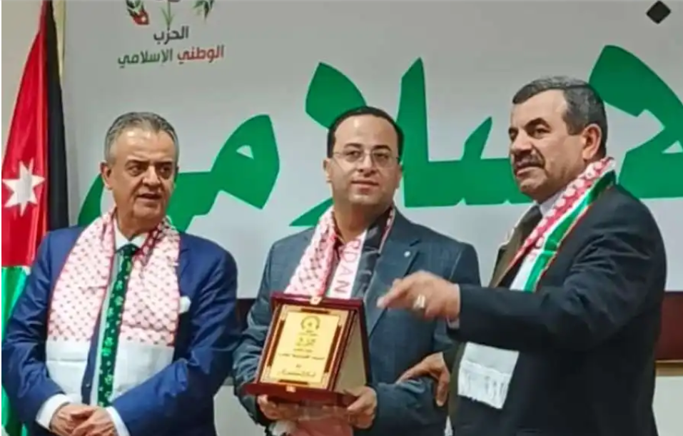 " الوطني الإسلامي" يكرّم المحامي حسام الخصاونة تقديرًا لجهوده ونشاطه السياسي والحزبي