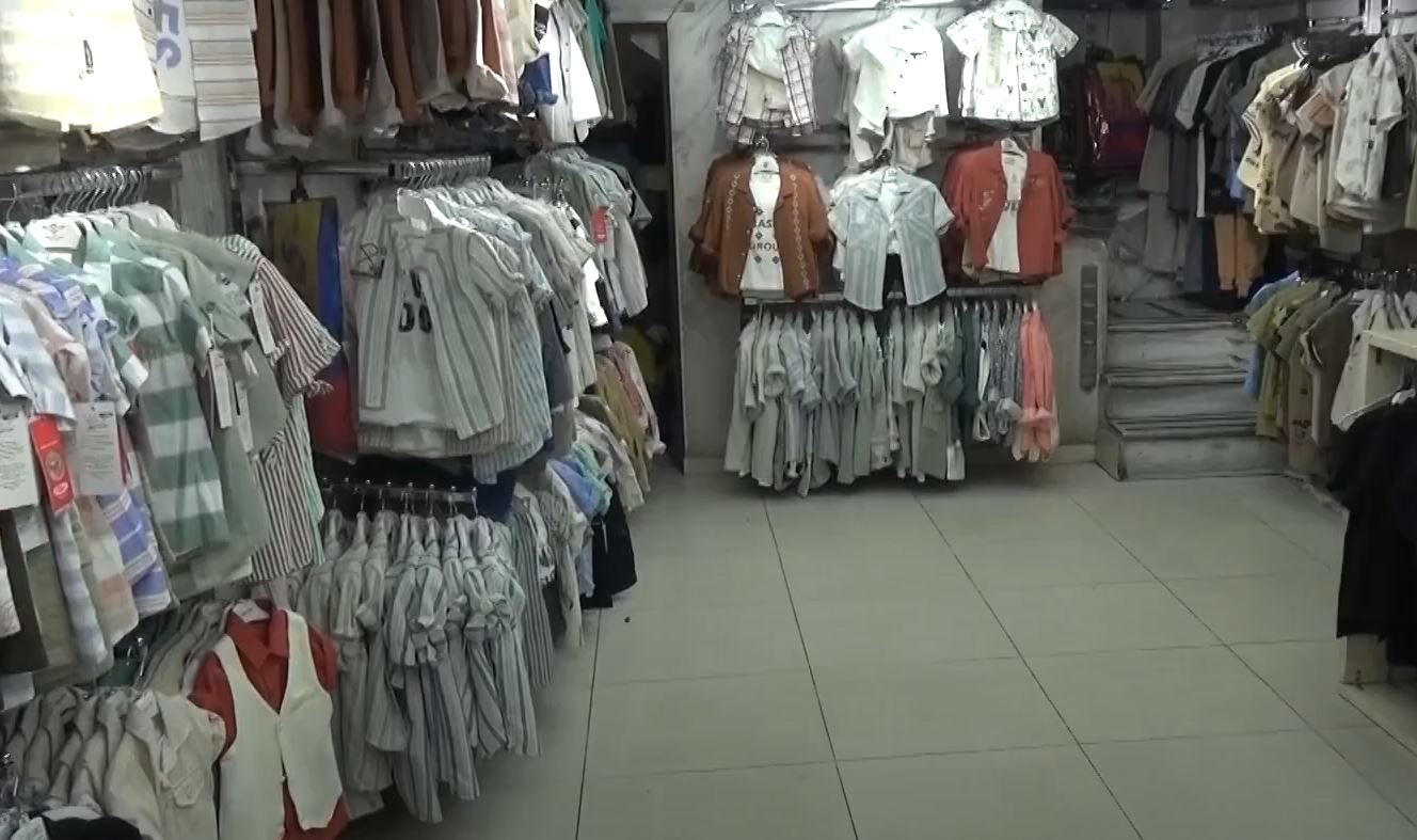 قبيل عيد الاضحى.. التخفيضات حاضرة والمشترون غائبون.. تقرير تلفزيوني