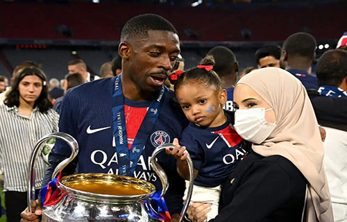 زوجة عثمان ديمبلي تخطف الأنظار في الاحتفال بلقب دوري أبطال أوروبا